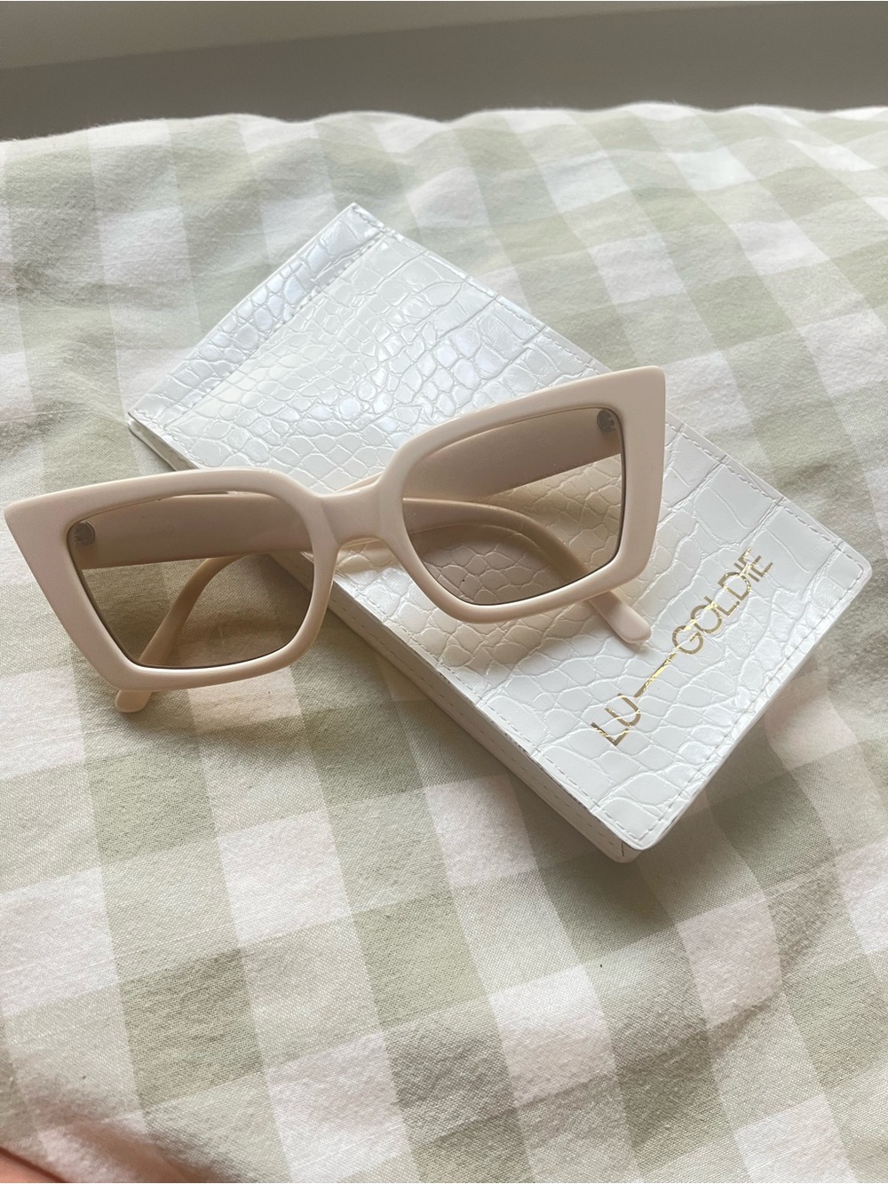 Pale Pink Cat-Eye Sunglasses — Chic Feminine Style